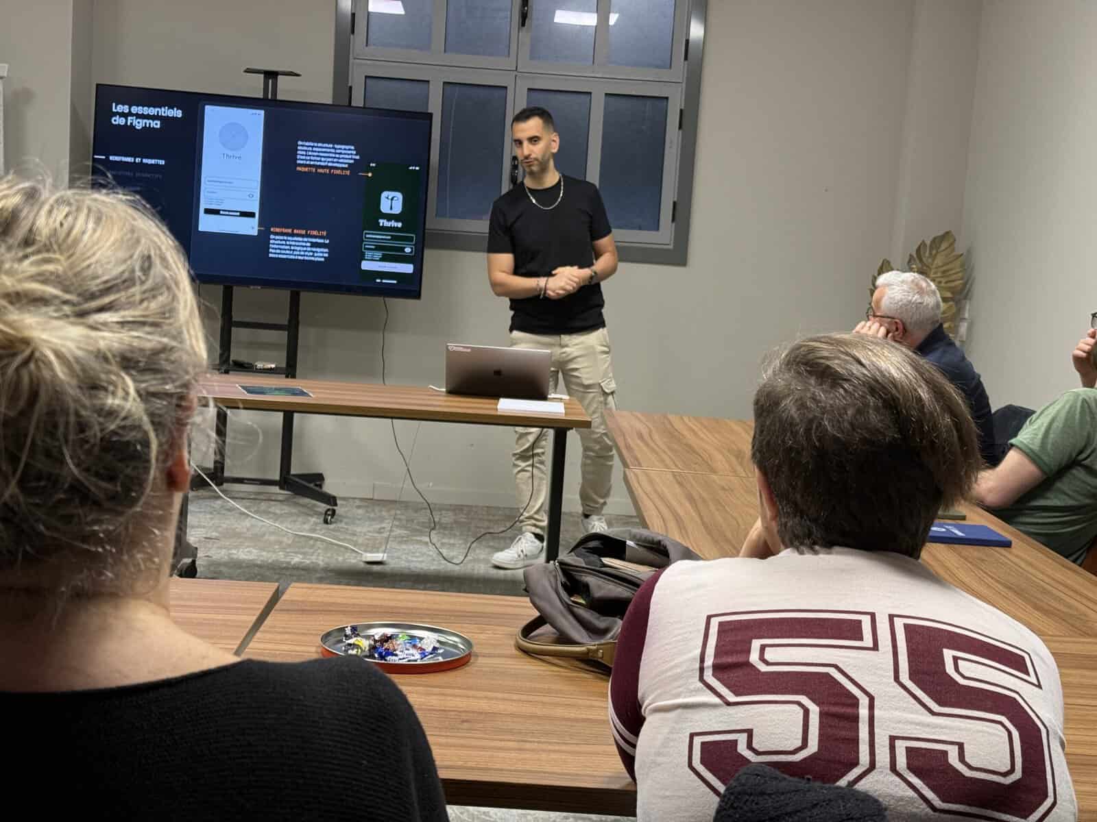 Amine en pleines explications sur Figma