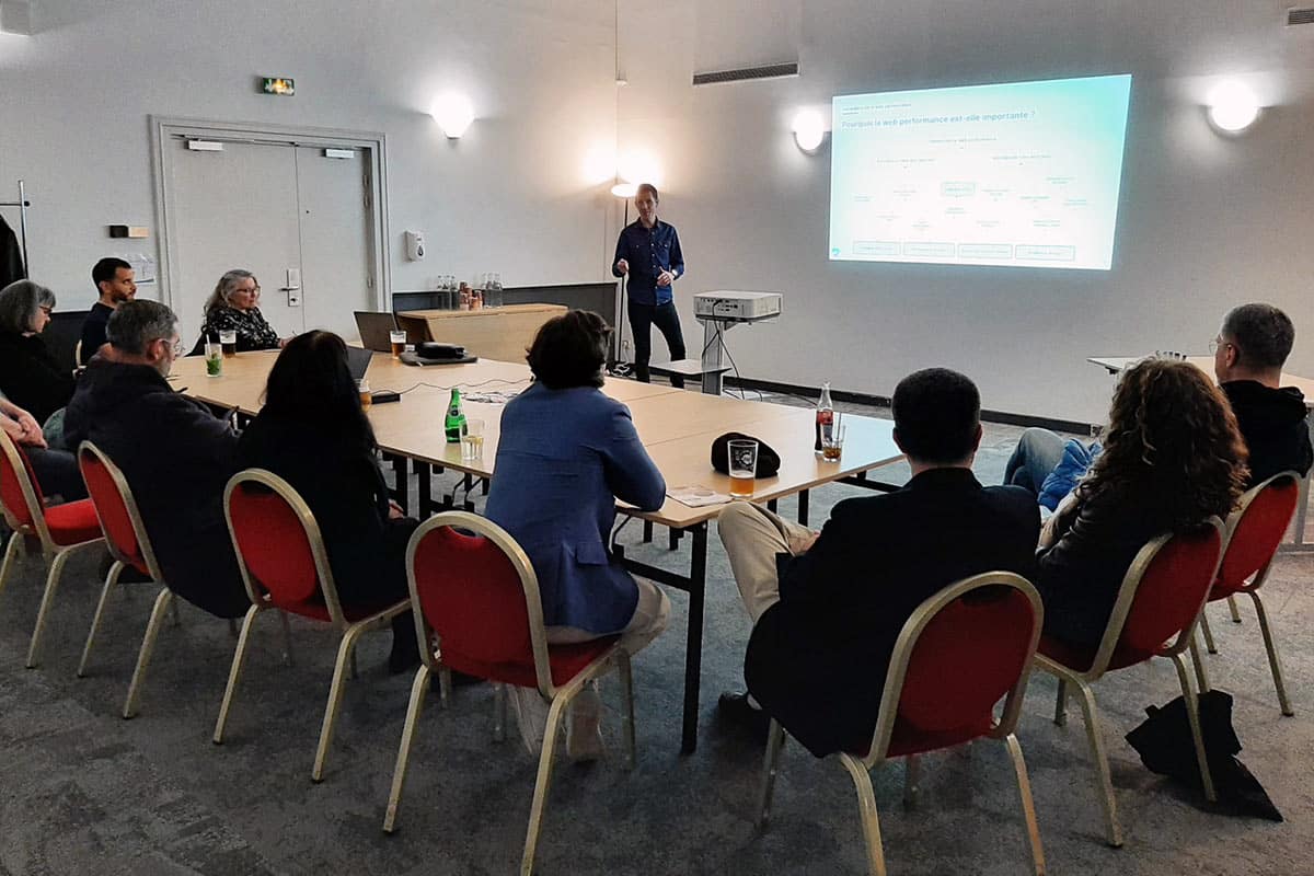 Une audience captivée qui pose des questions : que demander de plus ? (photo officielle de Denis San Carlos)